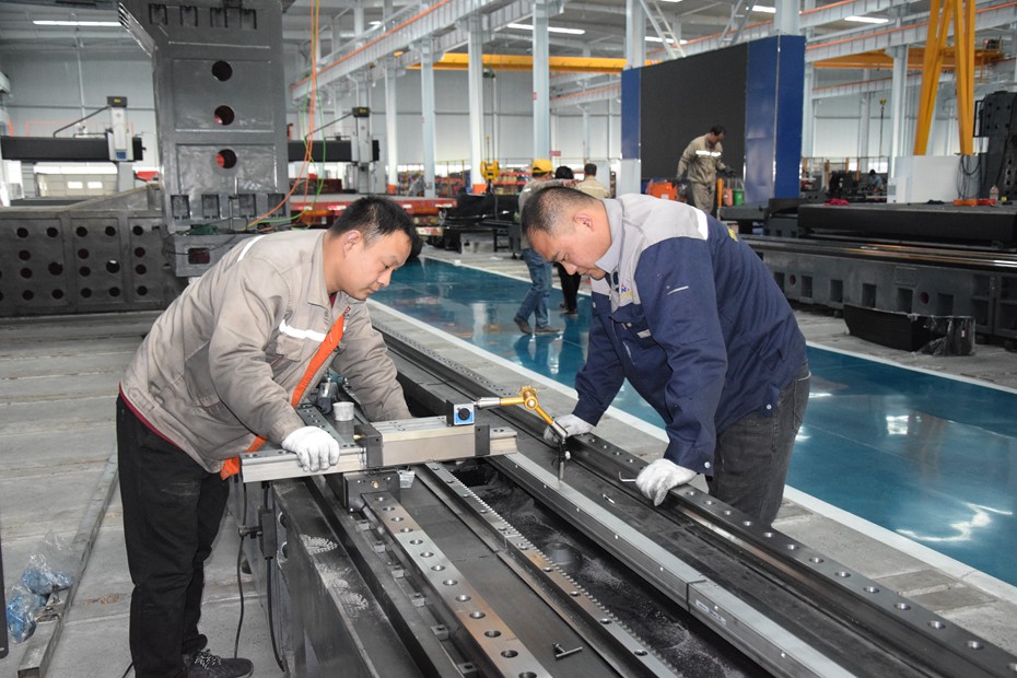 國(guó)產(chǎn)數(shù)控龍門銑床工人.jpg 國(guó)產(chǎn)數(shù)控龍門銑床工人.jpg