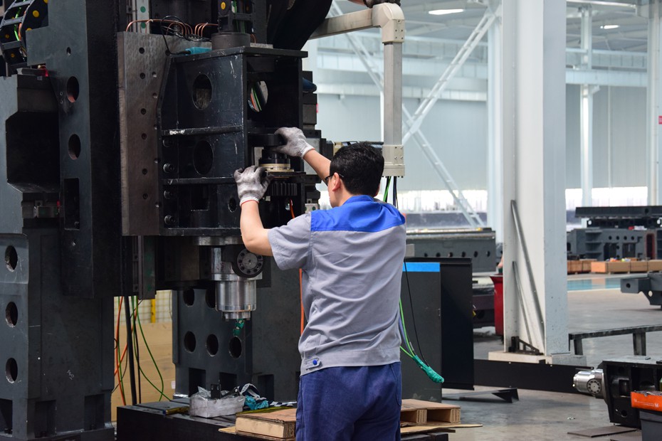 正在組裝的龍門(mén)加工中心.jpg 正在組裝的龍門(mén)加工中心.jpg